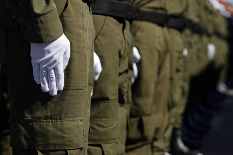 A cerimônia de formatura dos novos praças da Polícia Militar ocorreu na manhã desta segunda-feira (9), simultaneamente, em Belém e outros seis municípios paraenses: Santa Izabel, Castanhal, Barcarena, Capanema, Bragança e Tucuruí. Em Parauapebas, Marabá, Breves, Soure e Conceição do Araguaia, a formatura será celebrada na quinta-feira, dia 12. Na sexta-feira, dia 13, é a vez de Santarém, Altamira, Paragominas e Itaituba. O governador Simão Jatene presidiu a cerimônia de formatura no Portal da Amazônia, bairro da Cidade Velha, em Belém. Milhares de familiares dos formandos lotaram o espaço para entregar aos novos policiais militares seus diplomas de conclusão de curso.
FOTO: SIDNEY OLIVEIRA / AG. PARÁ
DATA: 09.07.2018
BELÉM - PARÁ <div class='credito_fotos'>Foto: Sidney Oliveira/Ag. Pará | <a href='/midias/2018/originais/8a27c5f5-c777-4110-a8e9-79bc9ab9d894.jpg' download><i class='fa-solid fa-download'></i> Download</a></div>