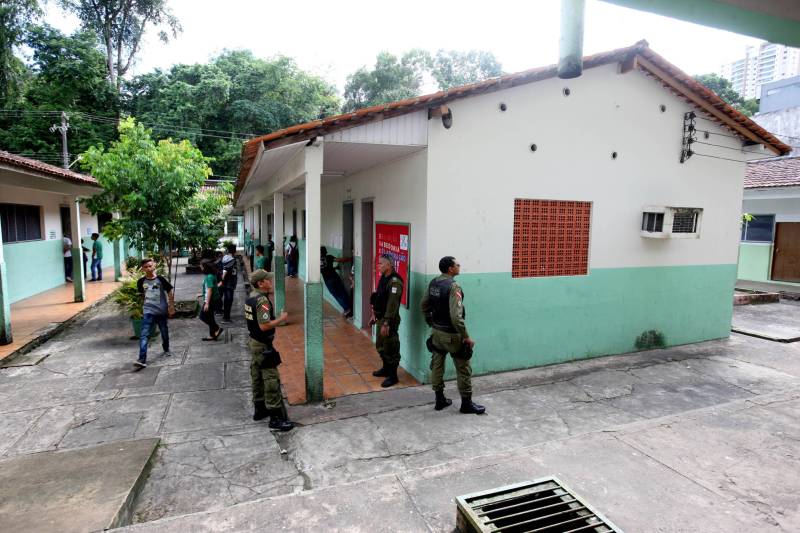 Trinta e oito agentes de segurança pública do Estado participam, no Instituto de Ensino de Segurança Pública do Pará (Iesp), de um curso de especialização da Companhia Independente de Policiamento Escolar (Cipoe). A capacitação começou no dia 26 de fevereiro e vai até 23 de março, com aulas de segunda a sexta, nos turnos da manhã e tarde. Os agentes de segurança estão sendo treinados para atuar na segurança junto às comunidades escolares do Estado. Este é o segundo curso que acontece para a qualificação do policiamento escolar do Comando de Policiamento Especializado, através da Companhia Independente de Policiamento Escolar (Cipoe). O primeiro foi em 2017, e qualificou 40 policiais. Na foto, policiamento na escola estadual Dom Pedro II.
FOTO: SIDNEY OLIVEIRA / AG. PARÁ
DATA: 13.03.2018
BELÉM - PARÁ <div class='credito_fotos'>Foto: Sidney Oliveira/Ag. Pará | <a href='/midias/2018/originais/8a28abde-4e9c-44aa-b62e-887cb00f417b.jpg' download><i class='fa-solid fa-download'></i> Download</a></div>