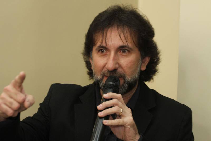 O governador Simão Jatene inaugurou nesta quinta-feira, 27, as novas instalações do Núcleo de Atendimento Integrado (NAI). Localizado na Avenida Governador José Malcher, o NAI reúne, em um só prédio, todos os órgãos que trabalham com adolescentes vulneráveis, em situação de risco social ou que cometeram infrações passíveis de punição. “Temos que punir, mas sem excluir, sem relegar a um segundo plano da sociedade e, ao mesmo tempo, sem ignorar o que esses jovens e adolescentes querem nos dizer quando cometem algum ato infracional”, disse o governador Simão Jatene durante a inauguração. O NAI é composto pela Divisão de Atendimento ao Adolescente (Data), Promotoria da Infância e Juventude do Ministério Público do Estado, Juizado da Infância e Juventude do Tribunal de Justiça do Estado, Defensoria Pública, Companhia Independente Especializada de Policiamento Assistencial da PM (Ciepas) e Fundação de Atendimento Socioeducativo do Pará (Fasepa). Na foto, o presidente da Fasepa, Simão Bastos.

FOTO: CRISTINO MARTINS / AG. PARÁ
DATA: 27.12.2018
BELÉM - PARÁ <div class='credito_fotos'>Foto: Cristino Martins/Ag. Pará   |   <a href='/midias/2018/originais/8a2e55ff-7a11-4508-80e8-ca279057025c.jpg' download><i class='fa-solid fa-download'></i> Download</a></div>