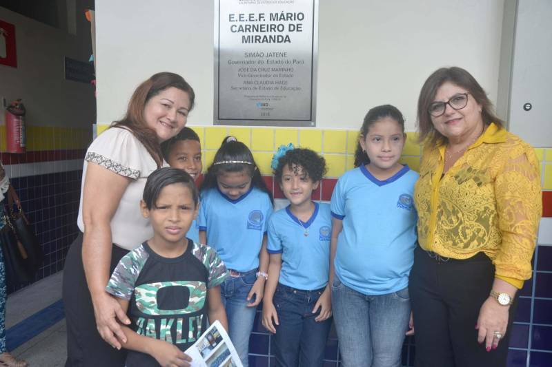 A Escola Estadual Mário Carneiro de Miranda, localizada no bairro da Sacramenta, em Belém, foi reinaugurada nesta terça-feira (22). Com 61 anos de fundação, a unidade foi reformada e ampliada a partir do Programa de Melhoria da Qualidade e Expansão da Cobertura da Educação Básica do Estado do Pará, que materializa o Pacto pela Educação. A obra custou R$ 1.862 milhão. A escola de Ensino Fundamental atende 296 alunos de 6 a 13 anos. A cerimônia de reinauguração foi presidida pela secretária de Estado de Educação, Ana Claudia Serruya Hage (blusa amarela), e reuniu, além da comunidade escolar, secretários adjuntos da Seduc e dirigentes de Unidades Seduc na Escola (Use), diretores e professores de outras escolas do bairro. A escola tem cinco salas de aula climatizadas, sala de professores, diretoria, dispensa, sala de leitura, banheiros para professores e alunos (masculino e feminino), banheiro para Portador de Necessidades Especiais, sala de informática, uma nova cozinha, bicicletário, todos devidamente identificados, inclusive em linguagem braile para orientação aos alunos de baixa visão.

FOTO: ELISEU DIAS / ASCOM SEDUC
DATA: 22.05.2018
BELÉM - PARÁ <div class='credito_fotos'>Foto: Eliseu Dias / Ascom Seduc   |   <a href='/midias/2018/originais/8a31d78f-71b2-48aa-8634-ab94897b1fe9.jpg' download><i class='fa-solid fa-download'></i> Download</a></div>