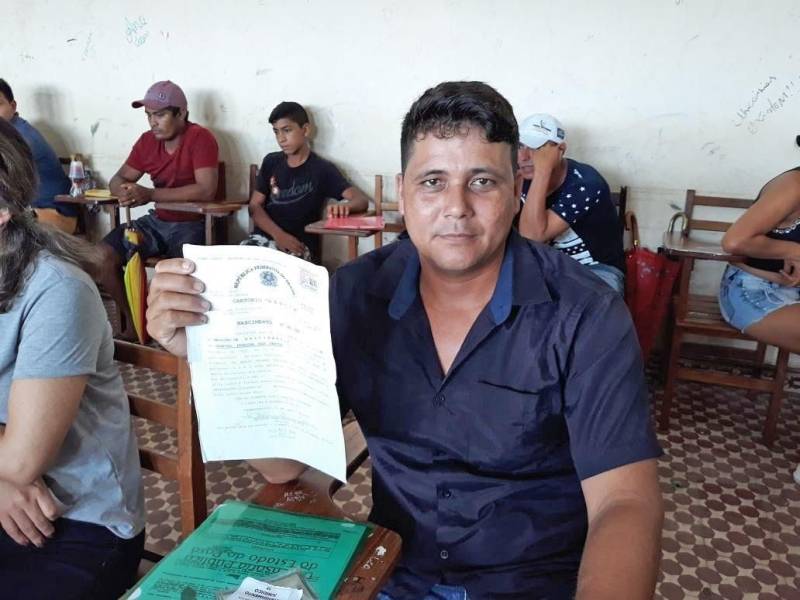 A Caravana Pro Paz Cidadania continua a percorrer os municípios do Pará. Nesta sexta-feira (6), a caravana encerrou suas ações na cidade de Quatipuru, no nordeste do estado. Ao longo de três dias, foram 2.600 atendimentos, como emissão de documentos básicos e aconselhamento jurídico. “A ação nesses três dias foi surpreendente, além de atendermos Quatipuru, recebemos quatro ônibus com moradores da vila de Boa Vista e conseguimos atender a todos. A grande procura foi pela certidão de nascimento, porque ainda existem os sub-registros. Mas tivemos também grande procura de ID jovem por essa população”, detalhou o coordenador do Pro Paz Cidadania, Roberto Oliveira. Na foto, Antônio Carlos Santos, morador da Ilha do Marajó.
FOTO: ASCOM / PRO PAZ
DATA: 06.04.2018
QUATIPURU - PARÁ <div class='credito_fotos'>Foto: ASCOM PRO PAZ | <a href='/midias/2018/originais/8a36b750-938f-4456-ac2c-6e6e89583679.jpg' download><i class='fa-solid fa-download'></i> Download</a></div>