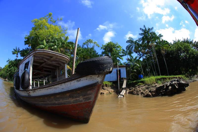 Moradores de cinco ilhas de Belém poderão participar do 1º Mutirão Sistêmico de Desjudicialização, que será promovido pela Defensoria Pública do Estado na Escola do Furo de São Benedito, na Ilha do Combu (foto), no dia 7 de dezembro. Representantes da Defensoria, do Núcleo de Articulação e Cidadania (NAC) - da Casa Civil da Governadoria - e moradores das ilhas definiram os últimos detalhes para o evento no último dia 21.
FOTO: MÁCIO FERREIRA / ARQUIVO AG. PARÁ
DATA: 22.07.2016
COMBU - PARÁ
<div class='credito_fotos'>Foto: MÁCIO FERREIRA/ AG. PARÁ | <a href='/midias/2018/originais/8a3cc18e-3ef0-4b5d-9528-53578f9295a2.jpg' download><i class='fa-solid fa-download'></i> Download</a></div>