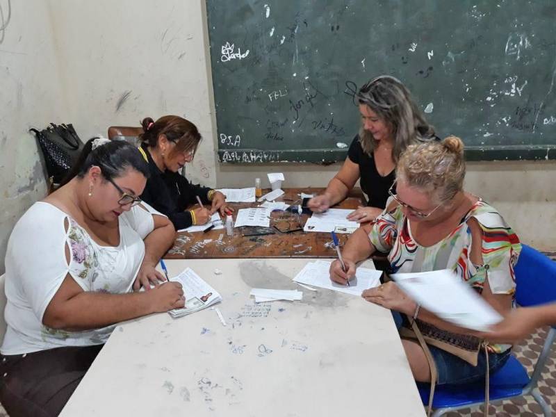A Caravana Pro Paz Cidadania continua a percorrer os municípios do Pará. Nesta sexta-feira (6), a caravana encerrou suas ações na cidade de Quatipuru, no nordeste do estado. Ao longo de três dias, foram 2.600 atendimentos, como emissão de documentos básicos e aconselhamento jurídico. “A ação nesses três dias foi surpreendente, além de atendermos Quatipuru, recebemos quatro ônibus com moradores da vila de Boa Vista e conseguimos atender a todos. A grande procura foi pela certidão de nascimento, porque ainda existem os sub-registros. Mas tivemos também grande procura de ID jovem por essa população”, detalhou o coordenador do Pro Paz Cidadania, Roberto Oliveira.
FOTO: ASCOM / PRO PAZ
DATA: 06.04.2018
QUATIPURU - PARÁ <div class='credito_fotos'>Foto: ASCOM PRO PAZ | <a href='/midias/2018/originais/8a4d3ce7-1ea6-4696-9573-eb81ecebd55a.jpg' download><i class='fa-solid fa-download'></i> Download</a></div>