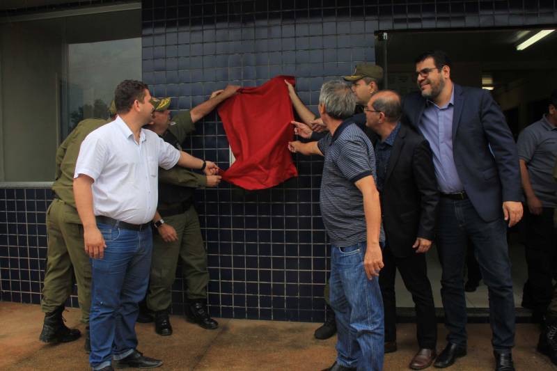 O município de Sapucaia recebeu nesta quarta-feira, 5, uma Unidade Integrada Pro Paz (UIPP). Um investimento do Governo do Estado de R$ 1.134.131,00. Segundo o Secretário de Estado de Segurança Pública, Luiz Fernandes, afirma que já mais de 80 novas UIPP’s no Pará, com as reformadas e reestruturadas esse número chega a 120 unidades. O titular da SEGUP destaca que o mais importante não é a estrutura física, mas o conceito empregado. De Sapucaia, a comitiva foi para Redenção onde inaugurou o 7º Batalhão de Polícia Militar, uma obra orçada em R$ 2.808.000,00. Atualmente o BPM conta com 145 policiais, 6 viaturas incluindo a Patrulha Rural e 12 motocicletas. O Comandante do Batalhão, o Major José Ricardo Chaves, informou que a maior ocorrência no município são roubos de motos, mas pontuou que a maior parte dos veículos é encontrada pela PM na cidade e cidades vizinhas.

FOTO: RODOLFO OLIVEIRA / AG PARÁ
DATA: 05.12.2018
REDENÇÃO - PARÁ <div class='credito_fotos'>Foto: Rodolfo Oliveira/Ag. Pará   |   <a href='/midias/2018/originais/8a51af74-37f1-4e29-bdc5-894c02f2b9fa.jpg' download><i class='fa-solid fa-download'></i> Download</a></div>