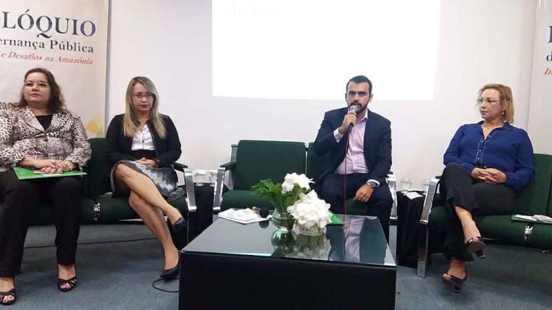 Teve início na manhã desta terça-feira, 19, o I Colóquio de Governança Pública da EGPA. O evento, que segue até amanhã na sede da Escola de Governança Pública do Estado do Pará, reúne servidores públicos estaduais e municipais que tenham por foco em suas pesquisas a análise da atuação do espaço público, o processo de governança em suas diversas dimensões e aprendizagens institucionais. A mesa de abertura contou com a presença da secretária de estado de Administração, Alice Viana, que representou o governador Simão Jatene, do diretor geral da autarquia, Danilo Alho (ao microfone), da presidente da Fundação Hemopa, Ana Suely Leite Saraiva, da diretora do Instituto de Formação Profissional e Superior (Iseg/EGPA), Gisele Nobre e da coordenadora do Centro de Estudos, Pesquisas e Projetos Estratégicos em Governança Pública (CEPPE/EGPA), Drª Luciana Rodrigues Ferreira.
FOTO: ASCOM / EGPA
DATA: 19.06.2018
BELÉM - PARÁ <div class='credito_fotos'>Foto: ASCOM EGPA | <a href='/midias/2018/originais/8a537c70-b1ee-494f-a427-d14a88511de6.jpg' download><i class='fa-solid fa-download'></i> Download</a></div>