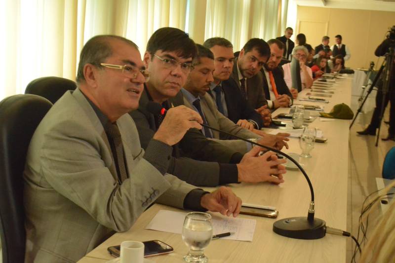 A Secretaria de Estado de Segurança Pública e Defesa Social do Pará (Segup) apresentou, nesta quarta-feira (7), à Assembleia Legislativa do Pará (Alepa) todos os investimentos na área de segurança e inteligência para investigações de casos pontuais, como as recentes ocorrências no bairro do Tapanã, e também para atuar preventivamente no combate ao crime organizado no Estado. Na foto, o secretário de segurança, Luiz Fernandes Rocha.
FOTO: ELIELSON MODESTO / ASCOM SEGUP
DATA: 07.11.2018
BELÉM - PARÁ <div class='credito_fotos'>Foto: Elielson Modesto / Ascom Segup | <a href='/midias/2018/originais/8a581eab-9f32-45fe-8873-1dd82c28033d.jpg' download><i class='fa-solid fa-download'></i> Download</a></div>
