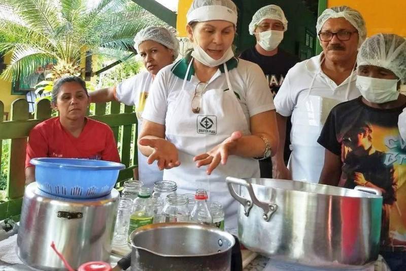 Uma agenda de atividades, que inclui oficinas e cursos de reaproveitamento de alimentos, faz parte do Programa de Assistência Técnica e Extensão Rural (Proater). Promovida pela Empresa de Assistência Técnica e Extensão Rural do Estado do Pará (Emater-Pará), em diversas comunidades da Região Metropolitana de Belém (RMB), a agenda é executada pela técnica em segurança alimentar e nutricional, Gilma Silva (foto), especialista em alimentação alternativa, com ênfase no aproveitamento integral de alimentos. A agenda deste mês teve início no dia 3, com uma reunião no Centro de Referência em Assistência Social (Cras) Dom Zico. Na ocasião, 16 participantes, todos sem renda, conheceram os trabalhos da Emater e solicitaram o curso de reaproveitamento de alimentos. No dia 18 deste mês, 19 participantes do curso oferecido aprenderam a preparar arroz enriquecido e suco refrescante.
FOTO: ASCOM / EMATER
DATA: 22.04.2018
BELÉM - PARÁ <div class='credito_fotos'>Foto: ASCOM EMATER | <a href='/midias/2018/originais/8a5d5a91-f73c-4345-a87d-7363d91c1bb8.jpg' download><i class='fa-solid fa-download'></i> Download</a></div>