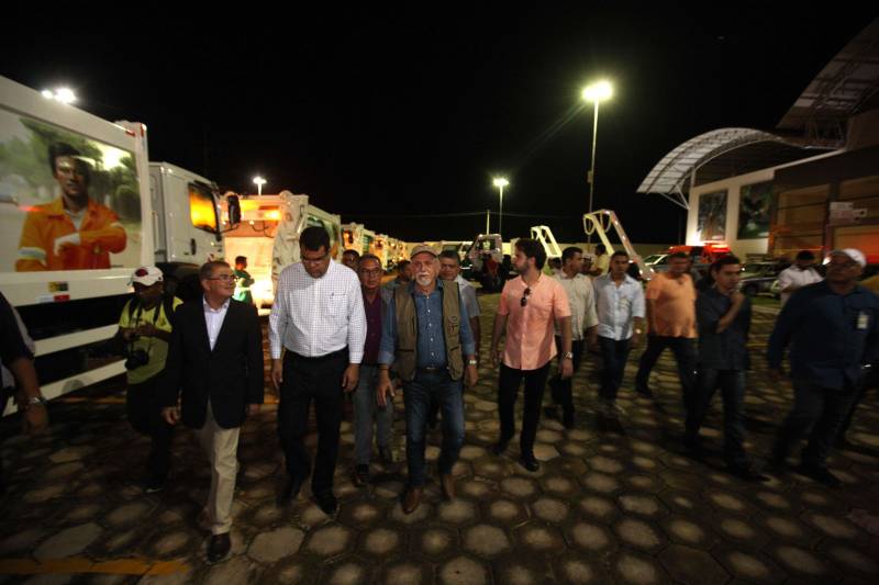 O Governador do Estado, Simão Jatene, também entregou para a região mais de 90 viaturas (foto) , 65 caminhonetes e 27 carros utilitários (pálios weekend), com destaque para duas da patrulha rural e uma para ronda escolar específica para Marabá. O Secretário de Estado de Segurança Pública, Luiz Fernandes, ressaltou que os veículos vão substituir a frota nas regiões sul e sudeste. “Surgiu uma demanda do policiamento rural, e já uma semana depois, por determinação do governador, já trouxemos as viaturas e já temos o policiamento disponível para fazer esse patrulhamento, que vai iniciar na região sudeste, mas se estenderá para a região sul e nordeste do estado. Hoje estamos substituindo toda a frota de veículos da região sul e sudeste, além disso o governador determinou onde tiver policiamento vai ter uma viatura, e já foi apresentado para a região os novos policiais que tomaram posse, nós não temos mais nenhum município sem delegado”, pontuou. Outras conquistas citada pelo Secretário da SEGUP foi o aumento do Núcleo de Apoio à Investigação e a criação de um conselho regional para acompanhar as ações de segurança pública. FOTO: SIDNEY OLIVEIRA / AG. PARÁ DATA: 06.04.2018 MARABÁ - PARÁ <div class='credito_fotos'>Foto: Sidney Oliveira/Ag. Pará | <a href='/midias/2018/originais/8a5e2083-aae9-456e-86dd-6e84b5b5b10f.jpg' download><i class='fa-solid fa-download'></i> Download</a></div>