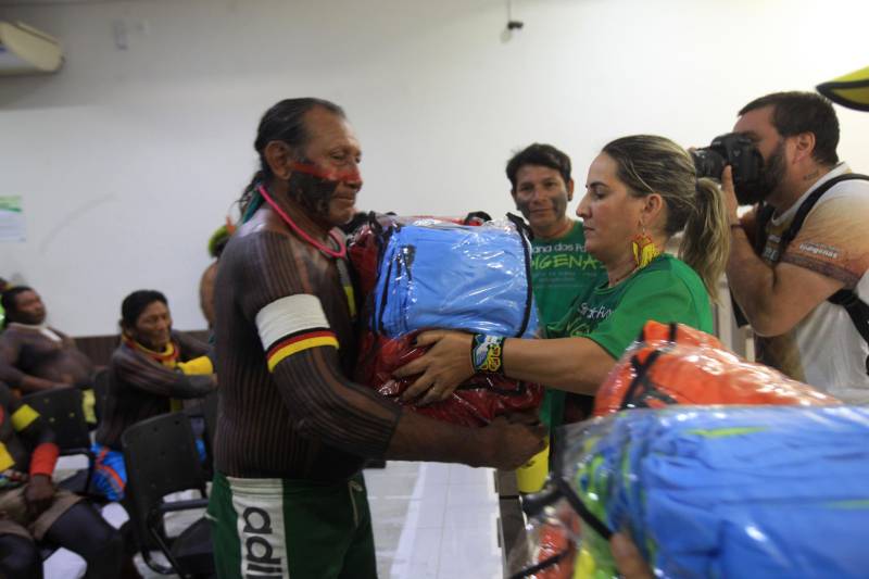 Semana dos Povos Indígenas. O maior evento do gênero no Estado começou neste domingo (15), com a chegada das cerca de 70 embarcações que se encontram no cruzamento dos rios Xingu e Fresco, na orla da cidade de São Félix do Xingu, sudeste do Pará. Reunião na Câmara Municipal (foto) é o momento em que os caciques discutem a programação, expõem anseios, dão sugestões e recebem os kits esportivos que serão usados durante os jogos. O encontro – quando também são repassadas orientações e informes sobre o esquema de segurança, as ações sociais e a dinâmica dos encontros – ocorre logo depois da chegada das tribos
FOTO: RODOLFO OLIVEIRA / AG. PARÁ
DATA: 15.04.2018
SÃO FÉLIX DO XINGU - PARÁ <div class='credito_fotos'>Foto: Rodolfo Oliveira/Ag. Pará | <a href='/midias/2018/originais/8a6312fd-5022-4099-9e03-5aa8b0318519.jpg' download><i class='fa-solid fa-download'></i> Download</a></div>