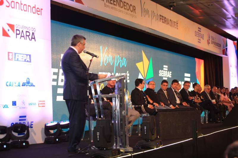 Micro e pequenas empresas constituem 96% dos empreendimentos no estado do Pará e respondem por 51% dos empregos no Estado. A importância econômica deste setor é o grande motor da 9ª Feira do Empreendedor, que teve sua abertura no início da noite desta quarta-feira, 16, no Hangar Convenções e Feiras da Amazônia. O ministro Edson Duarte (foto) assinou o termo de compromisso para o Projeto de Atuação Conjunta entre o Ministério do Meio Ambiente (MMA) e Sebrae Nacional.
FOTO: RODOLFO OLIVEIRA / AG. PARÁ
DATA: 16.05.2018
BELÉM - PARÁ <div class='credito_fotos'>Foto: Rodolfo Oliveira/Ag. Pará | <a href='/midias/2018/originais/8a70c2df-40ed-4e7e-aac8-896bf4a64db8.jpg' download><i class='fa-solid fa-download'></i> Download</a></div>
