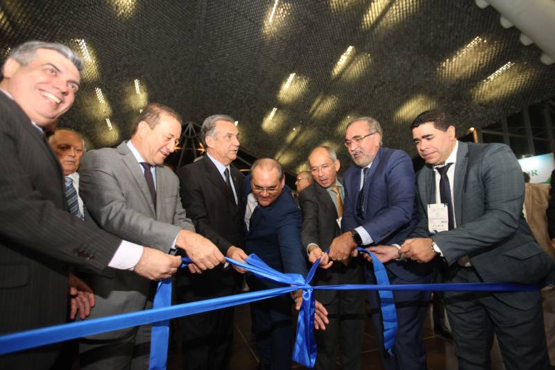 O VII Congresso e Feira Internacional de Transporte e Logística Sustentável da Amazônia (Trans 2018) teve sua abertura na noite desta terça-feira (19) no Hangar - Convenções e Feiras da Amazônia. A cerimônia de abertura contou com a presença do secretário de Estado de Transporte, Kleber Menezes, que representou o governador Simão Jatene; do presidente da Assembleia Legislativa do Pará (Alepa), deputado Márcio Miranda, e de diretores, presidentes e representantes dos 10 órgãos do governo que estão participando do evento, assim como autoridades do setor.
FOTO: MARCELO LELIS / AG. PARÁ
DATA: 19.06.2018
BELÉM - PARÁ <div class='credito_fotos'>Foto: Marcelo Lelis / Ag. Pará | <a href='/midias/2018/originais/8a85a43a-555e-450b-a13a-fd5c3a1b8ad5.jpg' download><i class='fa-solid fa-download'></i> Download</a></div>