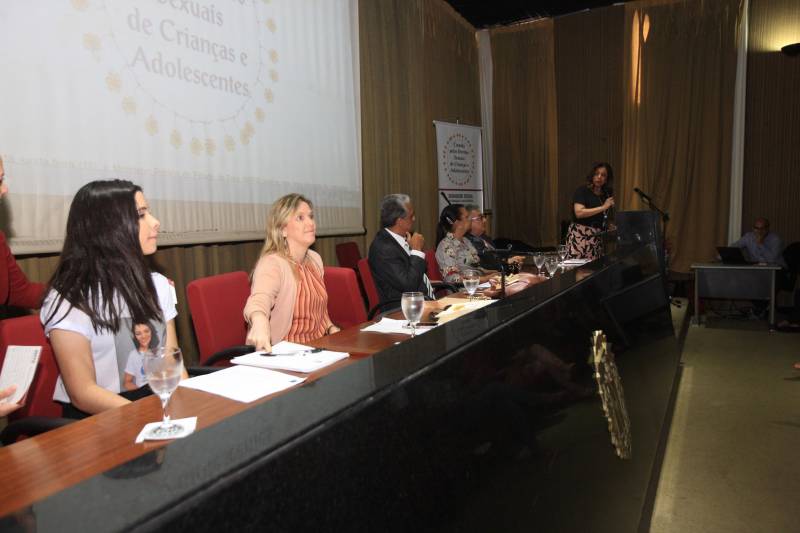 O Comitê de Enfrentamento à Violência Sexual Contra Crianças e Adolescentes, o Ministério Público do Pará, a Fundação Pro Paz e outras instituições parceiras realizaram na manhã desta sexta-feira (18) uma “Ciranda pelos direitos sexuais de crianças e adolescentes”, no auditório do MP, em Belém. A programação foi alusiva a 18 de Maio, Dia Nacional de Enfrentamento à Exploração e ao Abuso Sexual Contra Crianças e Adolescentes. O objetivo do evento foi debater com crianças e adolescentes a temática, enfatizando o respeito aos direitos desse segmento. A promotora Leane Barros Fiuza de Melo, coordenadora do Centro de Apoio Operacional da Infância e Juventude do Ministério Público, ressaltou a importância de somar esforços nesta luta.
FOTO: RODOLFO OLIVEIRA / AG. PARÁ
DATA: 18.05.2018
BELÉM - PARÁ <div class='credito_fotos'>Foto: Agência Pará | <a href='/midias/2018/originais/8a88bf6b-4bd2-44c1-8c76-59469b8b0d7d.jpg' download><i class='fa-solid fa-download'></i> Download</a></div>