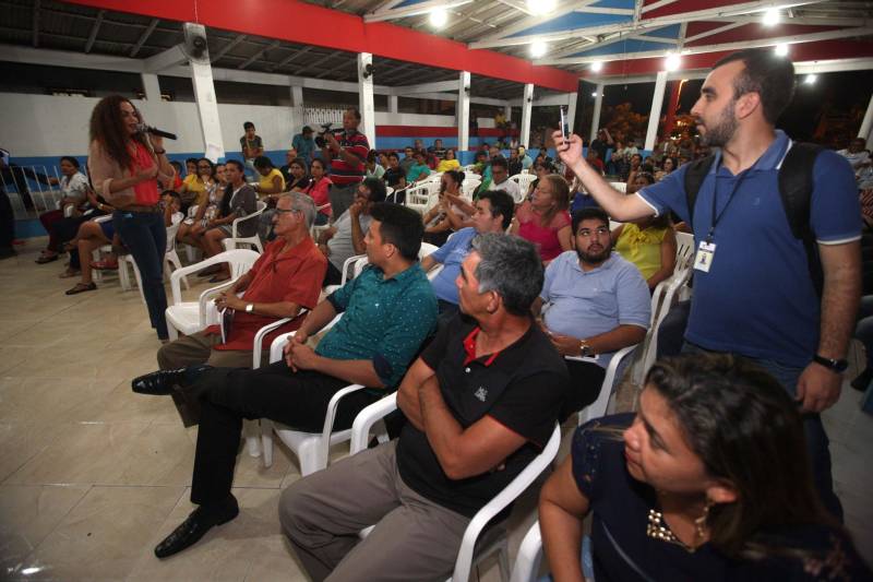 Em Tracuateua, o evento ocorreu no Salão da Marujada. O prefeito Tamariz Cavalcante comentou o trabalho da prefeitura realizado na área de saúde, e que os 4 km de asfaltamento irão contribuir com outra reivindicação dos moradores do município. Com o nosso inverno é rigoroso e ficou difícil. Gastamos recursos com a manutenção das estradas, porque não são asfaltadas. A parceria foi firmada por meio de ordem de serviço (OS) assinada pela secretária extraordinária dos Municípios Sustentáveis, Izabela Jatene (foto) e dos prefeitos dos três municípios.
FOTO: SIDNEY OLIVEIRA / AG. PARÁ
DATA: 14.06.2018
TRACUATEUA - PARÁ <div class='credito_fotos'>Foto: Sidney Oliveira/Ag. Pará | <a href='/midias/2018/originais/8a8bb5ad-6ee0-4830-a20d-a70a0a5fd204.jpg' download><i class='fa-solid fa-download'></i> Download</a></div>