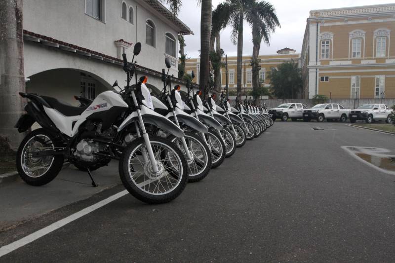 Quase R$ 2 milhões em equipamentos para o combate a malária no Pará foram distribuídos, nesta quarta-feira (7), em cerimônia no Palácio do Governo, em Belém. No total 38 microscópios, 21 motocicletas e 9 caminhonetes foram entregues, pelo governador Simão Jatene, a representantes de 11 municípios beneficiados, de diferentes regiões do Pará.
FOTO: CRISTINO MARTINS / AG. PARÁ
DATA: 07.03.2018
BELÉM - PARÁ <div class='credito_fotos'>Foto: Cristino Martins/Ag. Pará | <a href='/midias/2018/originais/8a8d2cb5-9cf7-4abf-90fc-593165f052be.jpg' download><i class='fa-solid fa-download'></i> Download</a></div>