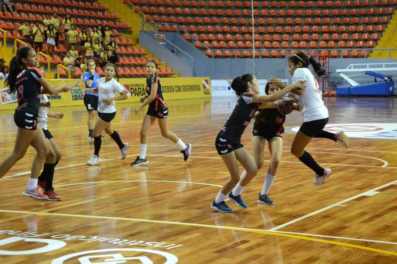 Em sua 60ª edição, os Jogos Estudantis Paraenses (JEPs) definiu a equipes que vão representar o Estado do Pará na etapa nacional, em Manaus (AM), de 19 a 23 de setembro. Das partidas realizadas neste sábado (23), pela etapa estadual, na Arena Guilerme Paraense - o Mangueirinho, foram premiados quatro times das modalidades de Basquete, Volei, Handebol e Futsal, na categoria "A" (de 12 a 14 anos).
FOTO: FERNANDO NOBRE / ASCOM SEDUC
DATA: 23.06.2018
BELÉM - PARÁ <div class='credito_fotos'>Foto: FERNANDO NOBRE/ASCOM SEDUC | <a href='/midias/2018/originais/8a91370e-a970-4b28-9d3d-89a779e729b9.jpg' download><i class='fa-solid fa-download'></i> Download</a></div>