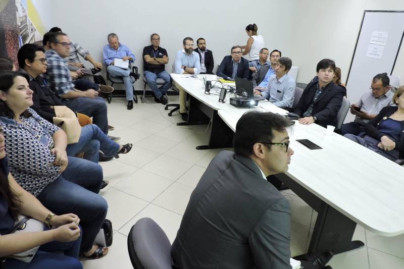 Trabalhar toda a cadeia de um produto, indo às vezes da semente (seleção e melhorias genéticas), passando pela indústria (desenvolvimento de máquinas e equipamentos e também de novos produtos) até chegar ao consumidor final: estes são os passos fundamentais do funcionamento eficiente de um Arranjo Produtivo Local (APL), discutidos pelo Núcleo Estadual de APL’s em reunião na manhã desta quarta-feira, 21, na Secretaria de Estado de Desenvolvimento Econômico, Mineração e Energia (Sedeme).
FOTO: ASCOM SEDAP
DATA: 21.02.2018
BELÉM - PARÁ <div class='credito_fotos'>Foto: Ascom Sedap | <a href='/midias/2018/originais/8a9944d7-afbf-4544-a610-df661a11a588.jpg' download><i class='fa-solid fa-download'></i> Download</a></div>