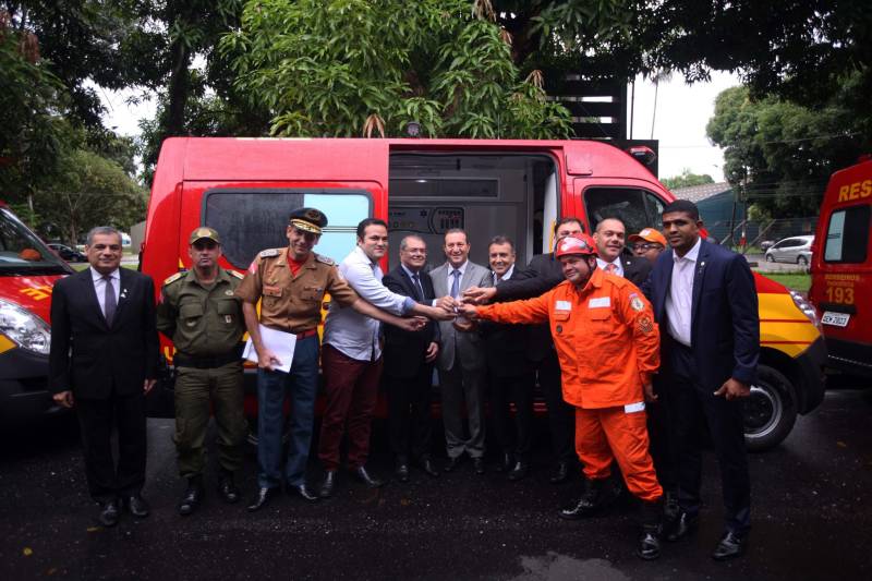 Para auxiliar no atendimento de vítimas de acidentes automobilisticos, o Corpo de Bombeiros Militar do Pará recebeu do Governo do Estado nesta quarta-feira (04), três ambulâncias de resgate, por conta de emendas parlamentares, que serão destinadas aos municípios de Parauapebas, Castanhal e Belém. A cerimônia de entrega, realizada no auditório da Casa Civil, teve a presença do Secretário de Segurança Pública e Defesa social (Segup), Luiz Fernandes, dos deputados estaduais Milton Campos, Gesmar Costa, Cel. Neil e Jaques Neves, além do Comandante do Corpo de Bombeiros Militar, Zanelli Antônio Melo. As ambulâncias são unidades de resgate tipo C para atendimento pré-hospitalar de vítimas de acidentes de trânsito, totalmente registradas pelo Ministério da Saúde; equipadas com material de suporte básico e material de desencaceramente - que auxilia nos acidentes quando as vítimas ficam presas em ferragens. No mês passado o Corpo de Bombeiros recebeu mais quinze veículos, desta vez, de vistoria e uma policlínica.
FOTO: THIAGO GOMES / AG. PARÁ
DATA: 04.04.2018
BELÉM - PARÁ <div class='credito_fotos'>Foto: Thiago Gomes /Ag. Pará | <a href='/midias/2018/originais/8aa39aa8-cc60-42aa-b8aa-5b454da43bae.jpg' download><i class='fa-solid fa-download'></i> Download</a></div>