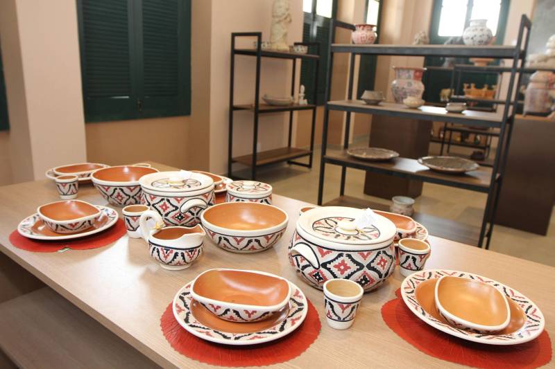 O Governo do Pará entregou nesta quarta-feira, 26, o prédio restaurado da antiga Estação de Trem de Icoaraci (foto). A entrega foi feita pelo governador Simão Jatene. “Estamos recuperando um pedaço importante da história de Belém, de todo o Pará”, disse o governador. Após cinco meses de reforma, a antiga Estação Ferroviária de São João de Pinheiro, atual Icoaraci, foi entregue totalmente restaurada. Há pelo menos 35 anos, o espaço era ocupado pela Cooperativa de Artesãos de Icoaraci (Coarti) e agora vai servir para comercialização e exposição de artesanato, além de espaço para eventos culturais. “Será um espaço multiuso, para manifestações culturais, manifestações sociais e, claro, para a comercialização de artesanato, que é o carro-chefe de Icoaraci”, disse o secretário de estado de Desenvolvimento Econômico, Mineração e Energia (Sedeme), Hildegardo Nunes.

FOTO: CRISTINO MARTINS / AG. PARÁ
DATA: 26.12.2018
ICOARACI - PARÁ <div class='credito_fotos'>Foto: Cristino Martins/Ag. Pará   |   <a href='/midias/2018/originais/8aa963a6-8c67-4762-a695-317607dc04a4.jpg' download><i class='fa-solid fa-download'></i> Download</a></div>