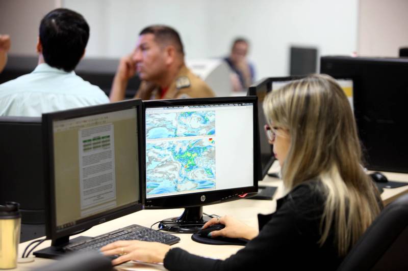 Na sala de situação, em Belém (foto), seis técnicos orientam as prefeituras com apoio de representantes da Polícia Militar, Setran, Secretaria de Estado de Assistência Social, Trabalho, Emprego e Renda (Seaster), Secretaria de Estado de Desenvolvimento Urbano e Obras Públicas (Sedop) e Secretaria Extraordinária de Municípios Sustentáveis (Semsu).
FOTO: SIDNEY OLIVEIRA / AG. PARÁ
DATA: 16.02.2018
BELÉM - PARÁ <div class='credito_fotos'>Foto: Sidney Oliveira/Ag. Pará | <a href='/midias/2018/originais/8ab40c67-396f-494d-a2ce-df530cbca239.jpg' download><i class='fa-solid fa-download'></i> Download</a></div>