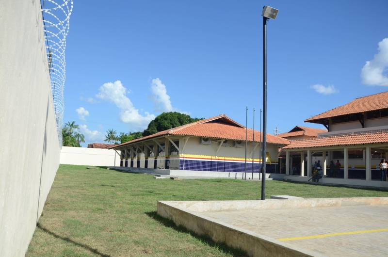 Após obras de reforma e ampliação, a Escola Estadual de Ensino Fundamental e Médio Maria das Mercês de Oliveira Conor (foto), no município de Castanhal, foi entregue à população pela Secretaria de Estado de Educação (Seduc), na última quinta-feira (27). "Estamos entregando a escola completamente reformada e ampliada, desde os laboratórios e cantina, até as salas de aula. Temos a expectativa de que a comunidade abrace a escola, a oportunidade de ter melhoria no local de trabalho e, principalmente, consiga oportunizar qualidade de ensino a todos os estudantes da escola. É um grande avanço e uma grande conquista. Tenho certeza de que todos estão muito felizes com a nova escola”, disse o secretário adjunto de Ensino, José Roberto Silva.

FOTO: RAI PONTES / ASCOM SEDUC
DATA: 27.12.2018
CASTANHAL - PARÁ
 <div class='credito_fotos'>Foto: Rai Pontes/Ascom Seduc   |   <a href='/midias/2018/originais/8ab531a8-e4eb-4d36-bea6-2b2fc1d195c4.jpg' download><i class='fa-solid fa-download'></i> Download</a></div>