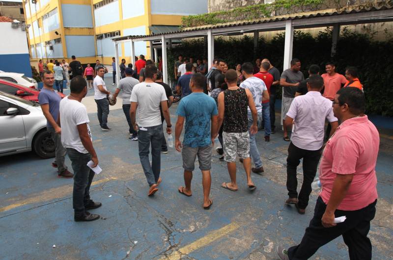 Um total de 9011 candidatos fizeram as provas para concorrer a 500 vagas para agente prisional da Superintendência do Sistema Penitenciário do Estado (Susipe), neste domingo, 18. No total, 11.835 candidatos estavam inscritos para o concurso, que é o primeiro da instituição para o cargo.
FOTO: CRISTINO MARTINS / AG. PARÁ
DATA: 18.03.2018
BELÉM - PARÁ <div class='credito_fotos'>Foto: Cristino Martins/Ag. Pará | <a href='/midias/2018/originais/8ab59262-0764-477f-a55e-1bcb8a28e413.jpg' download><i class='fa-solid fa-download'></i> Download</a></div>