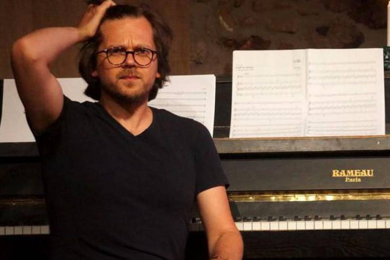 O Teatro Experimental Waldemar Henrique apresenta nesta quarta-feira (11) o trabalho do pianista, performer e professor de voz esloveno Sašo Vollmaier (foto), que ministra oficinas em Belém desde a última semana. 

FOTO: DIVULGAÇÃO
DATA: 11.04.2018
 <div class='credito_fotos'>Foto: Divulgação   |   <a href='/midias/2018/originais/8ab961a1-bfb8-4ced-b533-bda15cb63430.jpg' download><i class='fa-solid fa-download'></i> Download</a></div>