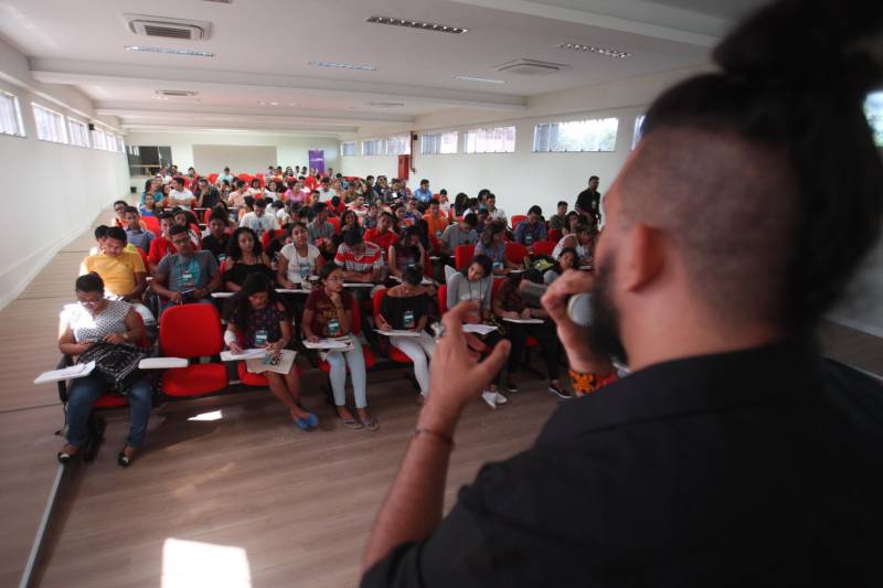 A terceira edição do Publicom – Encontro de Comunicação do Pará deste ano, realizada no município de Breves, no arquipelágo do Marajó, superou as expectativas de público. Com a presença de estudantes de ensino médio, comunicadores, representantes de órgãos públicos e instituições do Marajó, foram registradas cerca de 350 inscrições, com destaque para participação de moradores de Portel, Curralinho e Anajás. Durante a programação do evento realizado pelo Governo do Estado, por meio da Secretaria de Estado de Comunicação (Secom), nos dias 17 e 18, houve trocas de experiências e debates sobre cerimonial, design, mídia e feminicídio, direitos de crianças e adolescentes, credibilidade da informação. Os livros arrecadados no credenciamento – um total de 170 exemplares - serão doados ao Hospital Público Regional do Marajó. Na foto, oficina i “Design para quem não é designer” com o publicitário Filipe Almeida.
FOTO: MARCELO LELIS / AG. PARÁ
DATA: 18.05.2018
BELÉM - PARÁ <div class='credito_fotos'>Foto: Marcelo Lelis / Ag. Pará | <a href='/midias/2018/originais/8ac3dcad-34a4-472f-b16b-43b9650b429c.jpg' download><i class='fa-solid fa-download'></i> Download</a></div>