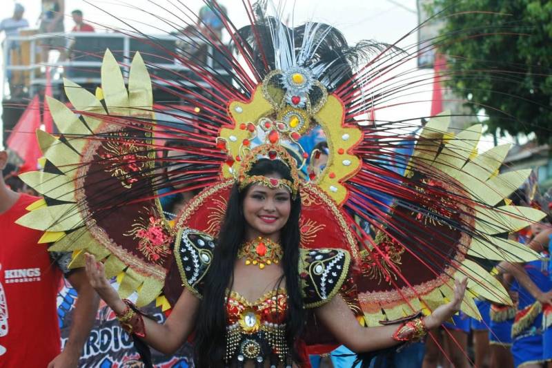 Tradição, história e simbolismo. Assim é a festa do Carnapauxis, realizado todos os anos no município de Óbidos, na região Oeste. O carnaval obidense é patrimônio cultural do estado do Pará e foi construído com identidade própria por meio de figuras e personagens históricos. A programação oficial iniciou na última quarta-feira (7), e prossegue até a quarta-feira de cinzas (14). Assim como a colonização de Óbidos, o Carnapauxis tem traços da origem portuguesa, principalmente por conta das alegorias e das máscaras. Esse adereço é símbolo do carnaval, através do Mascarado Fobó, onde as pessoas se vestem com um macacão colorido bem folgado, que chamam de "dominó", máscaras de papelão, feitas por alguns artesãos da cidade e capacete feito de cartolina e tiras de papel colorido, bexiga de boi, apito e pó.
FOTO: SAMUEL ALVARENGA / SECOM
DATA: 11.02.2018
ÓBIDOS - PARÁ <div class='credito_fotos'>Foto: ASCOM / PREFEITURA DE ÓBIDOS | <a href='/midias/2018/originais/8ad79cd4-39f0-477c-a493-797210a2ed43.jpg' download><i class='fa-solid fa-download'></i> Download</a></div>