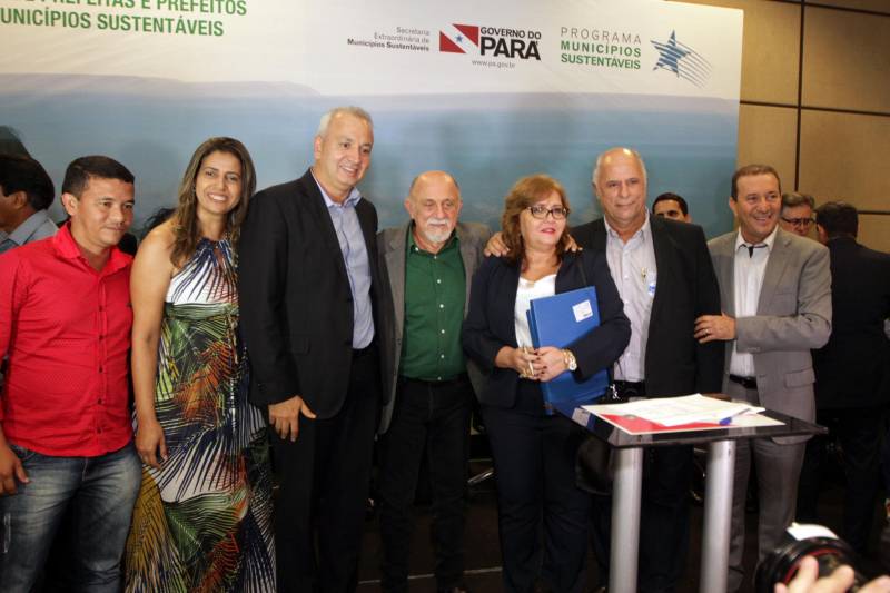 O primeiro dia do Fórum Permanente de Prefeitas e Prefeitos dos Municípios Sustentáveis contou com a participação de 85 prefeitos , 17 vices e 21 secretários municipais dos 141 municípios manifestaram interesse em adotar as diretrizes do programa. Para o governador Simão Jatene, esta grande participação simboliza a união de agentes públicos que colocaram os interesses coletivos acima dos interesses individuais para construir um estado melhor para todos. Com o tema “Gestão Compartilhada”, o evento traz as experiências e os desdobramentos das agendas governamentais que foram planejadas em parceria com as gestões municipais. Através da Secretaria Extraordinária de Municípios Sustentáveis (Semsu) Governo do Pará, por meio da Semsu, investe na capacitação dos municípios para a promoção de uma gestão fiscal eficiente. Para Izabela Jatene, este primeiro dia serviu para sinalizar o quanto os gestores estão preocupados com o equilíbrio da questão fiscal dos municípios e em desenvolver uma governança compartilhada para desenvolver seus municípios.
FOTO: CRISTINO MARTINS / AG. PARÁ
DATA: 07.02.2018
BELÉM - PARÁ <div class='credito_fotos'>Foto: Cristino Martins/Ag. Pará | <a href='/midias/2018/originais/8ada30e1-c1ed-411a-9295-9c8fad54157e.jpg' download><i class='fa-solid fa-download'></i> Download</a></div>