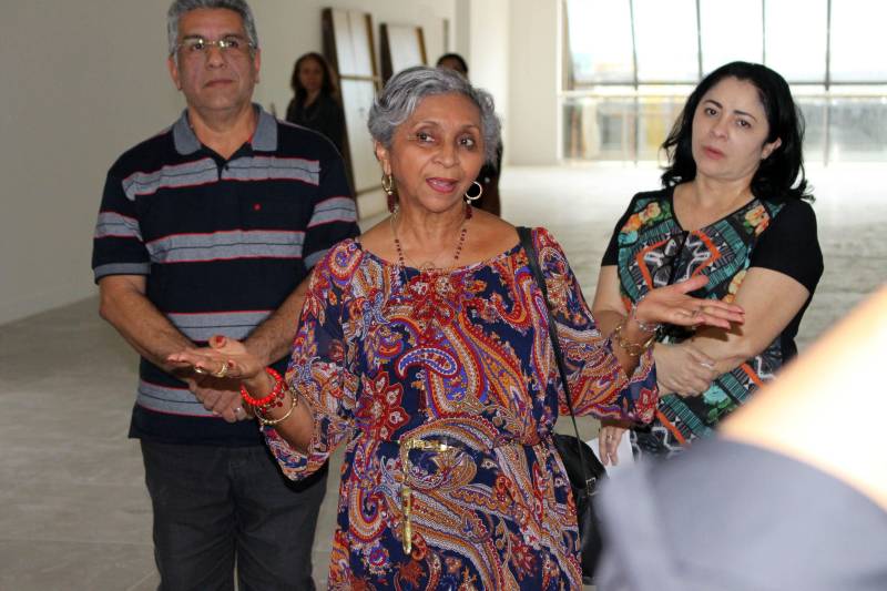 Na tarde desta quarta-feira (28), representantes de secretarias que integram o comitê gestor do Plano Estadual de Ações Integradas à Pessoa com Deficiência (Existir) visitaram as obras do Centro Integrado de Inclusão e Reabilitação (CIIR), em Belém. A visita técnica foi solicitada por Daniele Khayat, diretora-geral do Núcleo de Articulação e Cidadania (NAC), do Governo do Pará, com o objetivo de informar aos participantes do Plano sobre o andamento da obra e mostrar as ações planejadas para o local. “É muito importante que todos que trabalham diretamente com a pessoa com deficiência saibam o que está sendo feito. Afinal, são eles que vão atuar aqui. Pudemos ver de perto os espaços onde funcionará a triagem, reabilitação, radiologia, prótese e órtese, entre outros. Todos ficaram muito satisfeitos com o que viram, e ansiosos para o funcionamento”, disse Daniele Khayat. O CIIR está em fase final de construção, devendo ser inaugurado até o final do primeiro semestre de 2018.
FOTO: RUAN MORAES / ASCOM NAC
DATA: 28.02.2018
BELÉM - PARÁ <div class='credito_fotos'>Foto: RUAN MORAES / ASCOM NAC | <a href='/midias/2018/originais/8ade3da2-050c-4fb7-815a-9d32105787ae.jpg' download><i class='fa-solid fa-download'></i> Download</a></div>
