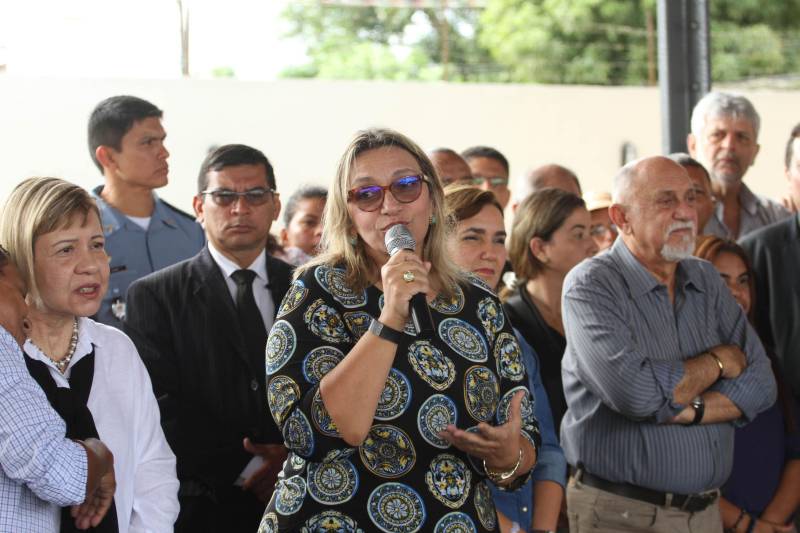 O Governo do Pará entregou nesta quarta-feira, 26, o prédio restaurado da antiga Estação de Trem de Icoaraci. A entrega foi feita pelo governador Simão Jatene. “Estamos recuperando um pedaço importante da história de Belém, de todo o Pará”, disse o governador. Após cinco meses de reforma, a antiga Estação Ferroviária de São João de Pinheiro, atual Icoaraci, foi entregue totalmente restaurada. Há pelo menos 35 anos, o espaço era ocupado pela Cooperativa de Artesãos de Icoaraci (Coarti) e agora vai servir para comercialização e exposição de artesanato, além de espaço para eventos culturais. “Será um espaço multiuso, para manifestações culturais, manifestações sociais e, claro, para a comercialização de artesanato, que é o carro-chefe de Icoaraci”, disse o secretário de estado de Desenvolvimento Econômico, Mineração e Energia (Sedeme), Hildegardo Nunes. Na foto, a diretora geral do NAC, Daniele Khayat.

FOTO: CRISTINO MARTINS / AG. PARÁ
DATA: 26.12.2018
ICOARACI - PARÁ <div class='credito_fotos'>Foto: Cristino Martins/Ag. Pará   |   <a href='/midias/2018/originais/8ae077e7-657b-43ec-a1e5-47755cb7024a.jpg' download><i class='fa-solid fa-download'></i> Download</a></div>