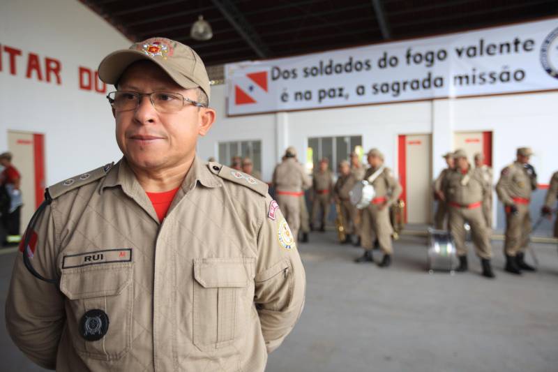 Moradores, comerciantes, militares e políticos da região da Ilha do Marajó comemoraram, nesta quarta-feira (24), junto ao governador Simão Jatene, a entrega do 18º Grupamento Bombeiro Militar, inaugurado hoje no município de Salvaterra. Quarenta e oito militares foram deslocados para o local, sendo 45 praças e três oficiais. O espaço conta com viaturas para atendimento a incêndios, salvamentos, resgates e uma lancha.O Coronel Antônio Zanelli, comandante geral do Corpo de Bombeiros, explicou a escolha do município para receber o grupamento. “Salvaterra foi escolhida estrategicamente para receber este quartel por ser a porta do Marajó. Salvaterra e Soure possuem forte apelo turístico. Antes, nosso tempo-resposta para a população daqui demorava até 1h30 minutos, já que vínhamos de Icoaraci, distrito de Belém. Agora a meta é atender o mais rápido possível os seis municípios da região do Marajó Ocidental”, explicou. Além de Salvaterra e Soure, a corporação atenderá os municípios de Cachoeira do Arari, Santa Cruz do Arari, Ponta de Pedras e Muaná.Na foto, o 1º Tenente Rui Guilherme Alcântara.

FOTO: MÁCIO FERREIRA / AG PARÁ
DATA: 24.01.2018
SALVATERRA - PARÁ <div class='credito_fotos'>Foto: MÁCIO FERREIRA/ AG. PARÁ   |   <a href='/midias/2018/originais/8ae4afdc-925c-4711-84f3-3b4672669121.jpg' download><i class='fa-solid fa-download'></i> Download</a></div>