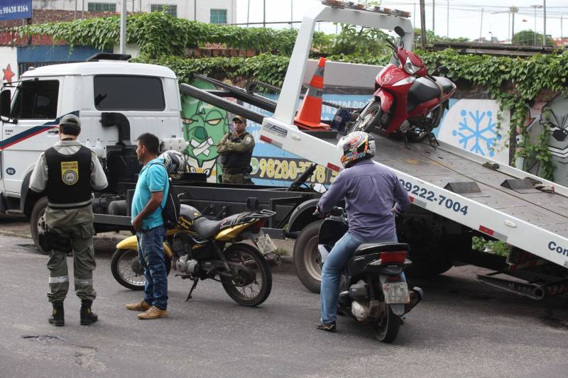 A Polícia Militar e agentes de Departamento de Trânsito do Pará (Detran) realizaram a Operação “Ônibus Seguro” no final a tarde desta terça-feira (08), na avenida Pedro Álvares Cabral. 

FOTO: CARLOS SODRÉ / AG. PARÁ
DATA: 08.05.2018
BELÉM - PARÁ <div class='credito_fotos'>Foto: CARLOS SODRÉ / AG. PARÁ    |   <a href='/midias/2018/originais/8ae602bd-e830-44d4-827e-1cee52ff1f05.jpg' download><i class='fa-solid fa-download'></i> Download</a></div>