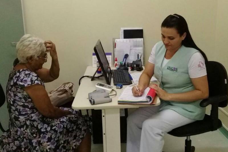 Em tratamento para câncer de mama na Unidade de Alta Complexidade em Oncologia Dr. Vitor Moutinho (Unacon), em Tucuruí, no sudeste do Pará, Neuza Alves de Oliveira (foto) aproveitou a oportunidade e participou da programação alusiva ao Março Lilás, de combate e prevenção contra o câncer de colo de útero. A unidade aderiu à campanha promovida pela Secretaria de Estado de Saúde Pública (Sespa), por meio do Núcleo de Apoio à Gestão na Atenção à Mulher no Controle do Câncer de Colo de Útero e Mama. Com o slogan “O Pará unido na prevenção e diagnóstico do câncer de colo do útero”, o grupo de trabalho de humanização da Unacon vai impulsionar a campanha na região com programação educativa até o dia 29 deste mês, levando informações sobre a importância do diagnóstico precoce da doença. Em tratamento na unidade, Neuza reconhece a importância do acompanhamento regular ao médico para evitar qualquer doença.
FOTO: DIVULGAÇÃO
DATA: 13.03.2018
TUCURUÍ - PARÁ
<div class='credito_fotos'>Foto: Divulgação | <a href='/midias/2018/originais/8aeb0cbe-3f4c-4c74-a5cf-18a0de81fce8.jpg' download><i class='fa-solid fa-download'></i> Download</a></div>