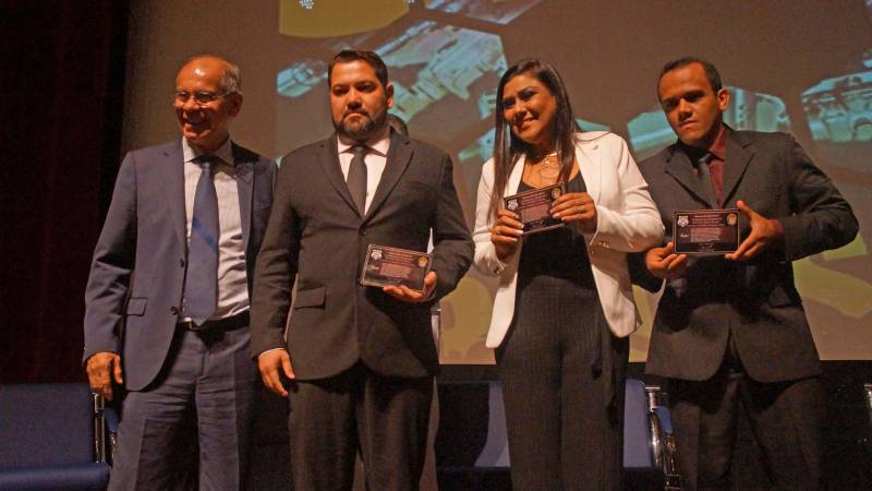 A Polícia Civil condecorou em solenidade (foto) no Teatro Maria Sylvia Nunes da Estação das Docas, em Belém, na noite desta quinta-feira (17), mais de 130 pessoas, entre policiais civis e militares, representantes das Forças Armadas, servidores do Estado e do Governo Federal, dirigentes de associações comunitárias e profissionais liberais. O evento contou com a presença do secretário de Segurança Pública e Defesa Social, Luiz Fernandes Rocha, representante do governador Simão Jatene, e foi presidida pelo delegado-geral Claudio Galeno. O chefe da Polícia Civil fez um retrospecto, dos avanços conquistados nos últimos anos, pela instituição policial. Entre eles, a renovação de um terço do quadro de policiais civis em todo Estado, com incremento de mais de mil novos policiais civis entre os anos de 2011 e 2018. "Foram 23 novos policiais em 2011; 386 em 2014 e em 2018 mais 623, totalizando 1.032 novos policiais civis", detalhou. Atualmente, a Polícia Civil conta com mais de 3,4 mil policiais civis nos 144 municípios paraenses. Graças ao protagonismo do governador Simão Jatene, a Polícia Civil realizou dois concursos públicos em menos de quatro anos, um feito histórico na instituição policial e inédito em todo Brasil. 

FOTO: ASCOM / POLÍCIA CIVIL
DATA: 18.05.2018
BELÉM - PARÁ <div class='credito_fotos'>Foto: Ascom / Polícia Civil   |   <a href='/midias/2018/originais/8af1a12c-a145-4cee-9e58-b77b9f0f3028.jpg' download><i class='fa-solid fa-download'></i> Download</a></div>