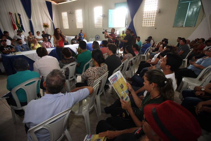 Já durante o evento em Augusto Corrêa, realizado no Centro Nossa Senhora de Nazaré e no Hospital Municipal, o prefeito Filho Barreto lembrou que o município sempre foi beneficiado com obras pela gestão estadual. Desta vez, além do investimento de quase R$ 2 milhões em 4 km de pavimentação, o Governo do Pará também conseguiu um convênio para o asfaltamento da PA-462, que liga o município à Viseu, e ainda a reforma de duas escolas estaduais, o que totaliza cerca de R$ 35 milhões em recursos. A parceria foi firmada por meio de ordem de serviço (OS) assinada pela secretária extraordinária dos Municípios Sustentáveis, Izabela Jatene (foto) e dos prefeitos dos três municípios.
FOTO: SIDNEY OLIVEIRA / AG. PARÁ
DATA: 14.06.2018
AUGUSTO CORRÊA - PARÁ <div class='credito_fotos'>Foto: Sidney Oliveira/Ag. Pará | <a href='/midias/2018/originais/8af2c477-e9e2-407a-b85c-910f8279eb51.jpg' download><i class='fa-solid fa-download'></i> Download</a></div>