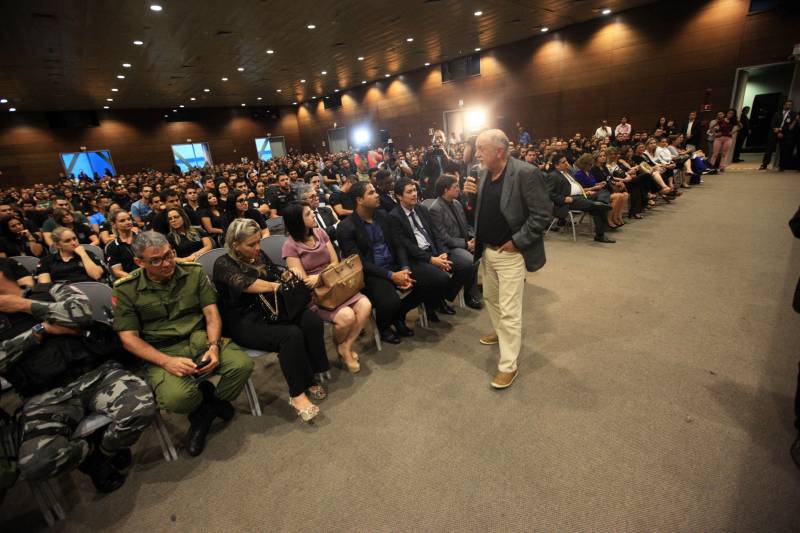O aumento do efetivo é uma das medidas anunciadas pelo Governo no combate à violência. "O Estado, dentro de suas possibilidades, vem investindo para que a gente possa enfrentar esse que é, talvez, um dos maiores desafios do país no momento. Esses novos policiais já ingressam com sua arma, seu colete, todo o seu kit de defesa e tenho certeza que cumprirão com esforço e ética o seu trabalho, prestando o melhor atendimento à população", afirmou o governador Simão Jatene (foto).
FOTO: RODOLFO OLIVEIRA / AG. PARÁ
DATA: 22.03.2018
BELÉM - PARÁ <div class='credito_fotos'>Foto: Rodolfo Oliveira/Ag. Pará   |   <a href='/midias/2018/originais/8af35508-fa39-4fc9-bc2d-73368aa90a68.jpg' download><i class='fa-solid fa-download'></i> Download</a></div>