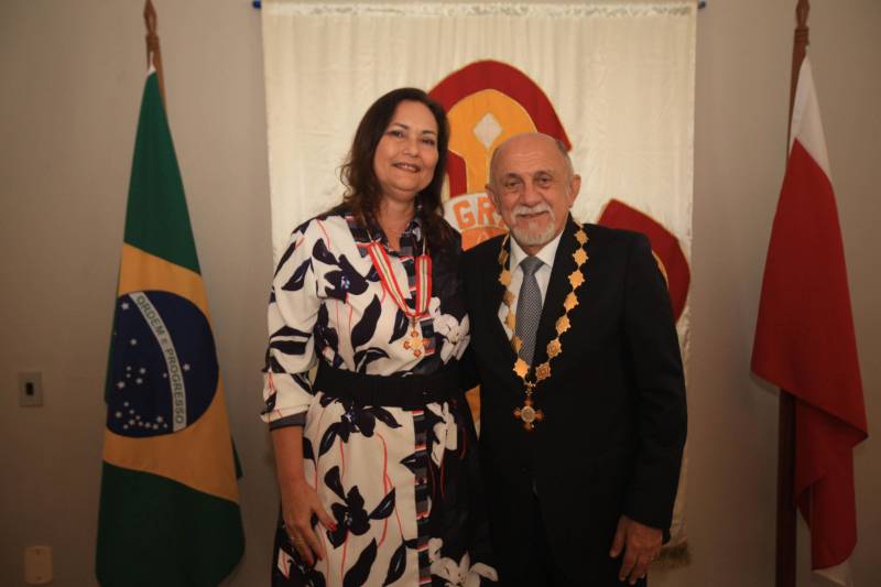 O Governo do Estado do Pará concedeu hoje 230 comendas do Mérito Grão-Pará (foto), a mais alta do Estado, a autoridades e servidores que se destacaram nos últimos oito anos de serviços prestados à população. “O ciclo que encerramos hoje não encerra nossa missão de servir ao público, porque uma vez servidores públicos, trabalhando em benefício da população, nunca mais deixamos de sê-lo, pois essa missão fica gravada em nossos corações”, disse o governador Simão Jatene aos agraciados. O governador entregou, pessoalmente, uma a uma as condecorações.  Das 230 medalhas, 14 foram no grau de Grande Oficial, 60 no grau de Comendador, 8 no grau de Oficial e 11 no grau de Cavaleiro aos servidores civis. Entre os militares, 4 receberam no grau de Comendador, 38 de Oficial e 109 no grau de Cavaleiro.

FOTO: CRISTINO MARTINS / AG. PARÁ
DATA: 31.12.2018
BELÉM - PARÁ <div class='credito_fotos'>Foto: Cristino Martins/Ag. Pará   |   <a href='/midias/2018/originais/8afa643d-802f-4135-b17a-74d61522a46c.jpg' download><i class='fa-solid fa-download'></i> Download</a></div>