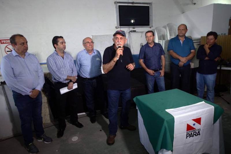 O distrito de Alter do Chão, destino turístico internacional onde fica a praia que já foi eleita a mais bonita do Brasil, recebe investimentos do governo do Estado nas áreas de infraestrutura e saneamento básico. O governador Simão Jatene (foto), que cumpre agenda em três municípios do oeste paraense nesta sexta-feira (9) e sábado (10), assinou nesta sexta a ordem de serviço que autoriza o início da construção do novo sistema de abastecimento de água da vila, localizada a cerca de 28 quilômetros de Santarém. Orçada em R$ 11 milhões, a obra vai levar água de qualidade aos mais de sete mil habitantes da comunidade. Com o novo sistema de captação e tratamento de água, a meta é alcançar 100% dos imóveis no distrito. Segundo o presidente da Companhia de Saneamento do Pará (Cosanpa), Cláudio Conde, a obra é uma implantação pioneira em Alter do Chão, já que será o primeiro sistema do tipo fora de um núcleo urbano. O contrato com a empresa executora foi assinado na quinta-feira (8). A previsão é que os trabalhos sejam iniciados imediatamente e concluídos no prazo de 18 meses.
FOTO: THIAGO GOMES / AG. PARÁ
DATA: 09.03.2018
SANTARÉM - PARÁ <div class='credito_fotos'>Foto: Thiago Gomes /Ag. Pará | <a href='/midias/2018/originais/8b04124a-a6ea-49c0-b5ce-048f05bcf505.jpg' download><i class='fa-solid fa-download'></i> Download</a></div>