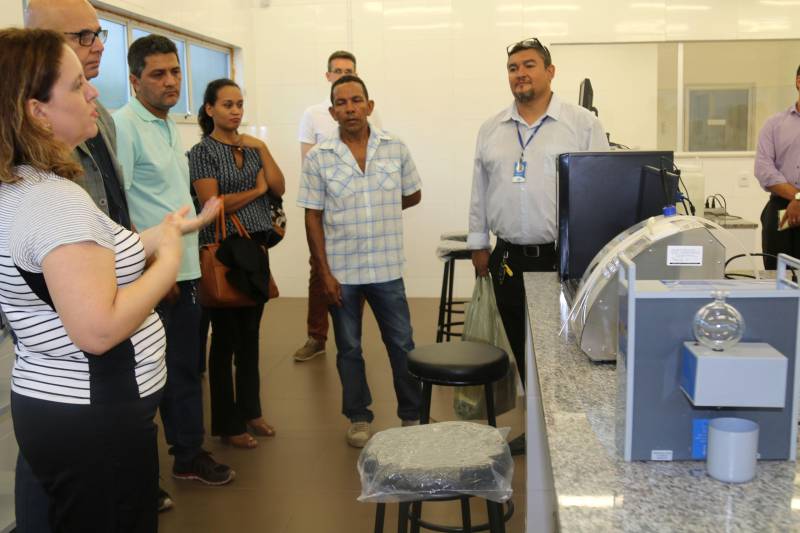 Produtores de queijo e leite do Arquipélago do Marajó fizeram uma visita técnica ao Parque de Ciência e Tecnologia Guamá (PCT Guamá), na segunda-feira (11), onde conheceram os laboratórios de Qualidade do Leite, Engenharia Biológica e Instrumentação para Produtos Agroindustriais, sendo dois específicos de leite e um de melhoramento genético de búfalas.

FOTO: ASCOM PCT GUAMÁ
DATA: 11.06.2018
BELÉM - PARÁ <div class='credito_fotos'>Foto: ASCOM / PCT GUAMÁ   |   <a href='/midias/2018/originais/8b05e997-5e00-44c0-b9d2-5f73da1a4a14.jpg' download><i class='fa-solid fa-download'></i> Download</a></div>