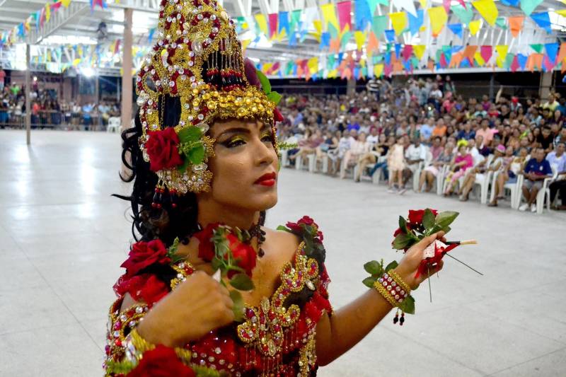 Hoje é um dia especial para a comunidade LGBT no Arraial de Todos os Santos 2018 no Centur, sede da Fundação Cultural do Pará (FCP). Às 21h desta quarta-feira, 27 de Junho, será realizado o já tradicional concurso Miss Caipira MIX 2018, uma disputa de Misses voltada para Travestis, Drag Queens e Mulheres Trans. Serão mais de 40 apresentações, sendo um dos pontos altos do arraial, para fechar a noite com muitas cores e purpurina. O concurso tem o mesmo formato e critérios de avaliação que o das outras misses, como coreografia e figurino por exemplo. Stefane Sampaio, Miss MIX 2017, se apresentou pela primeira vez ano passado e já saiu vitoriosa. “Chegar assim e ganhar, mesmo tendo pessoas com mais de oito anos de concurso foi muito bom”, disse ela. Para Stefane, isso se dá pela sua formação em Balé Clássico. “Sou dançarina e isso fez a diferença entre as outras, acredito”. Na foto, apresentação do concurso Miss Caipira Mix 2017.
FOTO: ARQUIVO / ASCOM FCP
DATA: 24.06.2017
BELÉM - PARÁ <div class='credito_fotos'>Foto: ASCOM FCP | <a href='/midias/2018/originais/8b09a261-6f19-4042-96b7-67d386a43a01.jpg' download><i class='fa-solid fa-download'></i> Download</a></div>