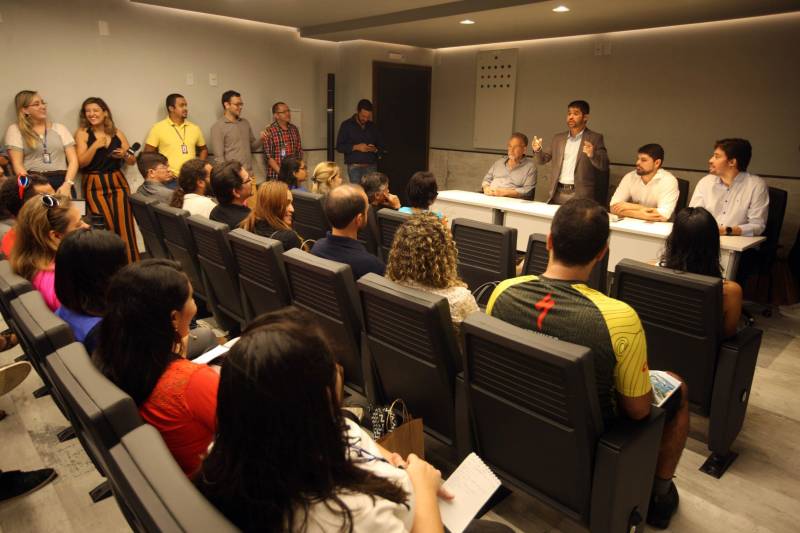 Jornalistas, influenciadores digitais e membros da sociedade civil organizada participaram, nesta quinta-feira (15), da visita guiada ao Parque Estadual do Utinga (Peut) que será inaugurado na sexta-feira (16), às 16h30. Os convidados foram recebidos pelo secretário estadual de Cultura, o arquiteto Paulo Chaves; pelo presidente do Ideflor-bio, Thiago Novaes; pelo gerente do Peut, Julio Meyer; pelo secretário de comunicação, Daniel Nardin e pelo representante da diretoria da Unidade de Conservação do Parque, Wendel Andrade. O evento começou às 9h com a apresentação das melhorias feitas no espaço durante as obras, dos serviços que funcionarão no local e de algumas normas de utilização desse novo equipamento.
FOTO: SIDNEY OLIVEIRA / AG. PARÁ
DATA: 15.03.2018
BELÉM - PARÁ <div class='credito_fotos'>Foto: Sidney Oliveira/Ag. Pará | <a href='/midias/2018/originais/8b11288d-cc56-487c-8d5f-f74f7addb232.jpg' download><i class='fa-solid fa-download'></i> Download</a></div>