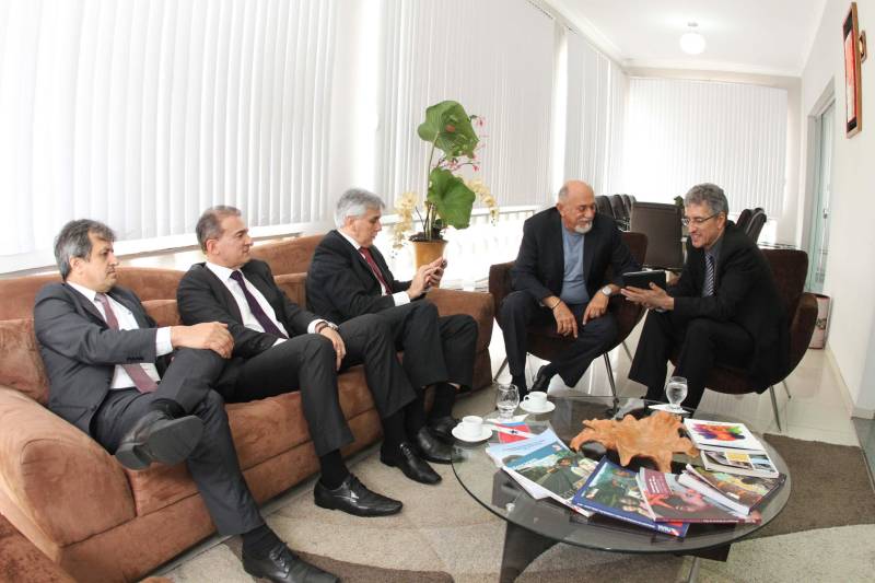 O governador Simão Jatene recebeu, na tarde desta terça-feira (6), o corregedor nacional do Ministério Público, Orlando Rochadel Moreira. O encontro ocorreu no Palácio do Governo, em Belém, e faz parte da agenda de visitas institucionais da semana de correição-geral realizada pela Corregedoria Nacional do MP no Pará. Durante o encontro, o governador falou sobre as peculiaridades do Estado, que possui dimensões continentais. Ele também ressaltou a importância da aproximação com a população e da adoção de valores fundamentais para a transformação da sociedade, como a ética. A opinião também foi compartilhada pelo corregedor, que destacou ainda a importância das instituições para o Ministério Público e, principalmente, para a população que mais precisa. “Prezamos o respeito entre as instituições e queremos cada vez mais nos aproximar do MP brasileiro e estabelecer parcerias, assim como da população. Essa situação é fundamental para a melhoria dos serviços prestados a todos. Temos que fazer parte da solução e não dos problemas”, destacou o corregedor nacional.
FOTO: CRISTINO MARTINS / AG PARÁ
DATA: 06.03.2018
BELÉM - PARÁ <div class='credito_fotos'>Foto: Cristino Martins/Ag. Pará | <a href='/midias/2018/originais/8b16cfa3-7f37-418c-97ba-883d997b8064.jpg' download><i class='fa-solid fa-download'></i> Download</a></div>