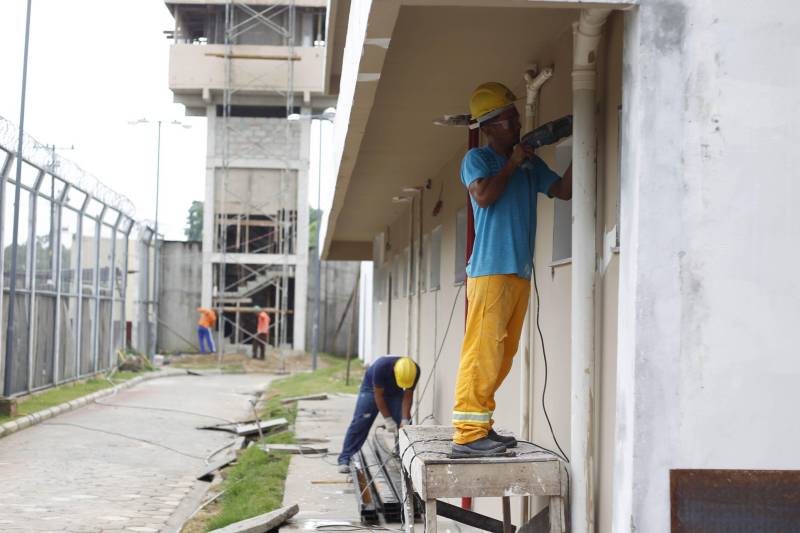 As obras da nova unidade prisional de Abaetetuba (foto) já estão em fase de conclusão. A nova casa penal terá capacidade para 306 internos e teve um custo de mais de R$ 10 milhões de reais. Os recursos contam com investimentos do Governo do Estado e também contrapartida do Fundo Penitenciário Nacional (Funpen), por meio do Ministério da Justiça. A nova unidade prisional contará com dois blocos carcerários, contendo 20 celas coletivas cada, sendo duas direcionadas à Pessoa com Deficiência (PCD). Terá ainda oito celas de isolamento, oito salas de visita íntima, consultório médico e odontológico, ambulatório, atendimento psicossocial, sala para tratamento penal, com apoio para advogados, Defensoria Pública e parlatório e contará também com três salas de aula, biblioteca e uma sala de informática.

FOTO: AKIRA ONUMA / ASCOM SUSIPE
DATA: 07.12.2018
ABAETETUBA - PARÁ <div class='credito_fotos'>Foto: Akira Onuma / Ascom Susipe   |   <a href='/midias/2018/originais/8b1e43ba-40ea-4a89-b48d-46b4f3d2848e.jpg' download><i class='fa-solid fa-download'></i> Download</a></div>