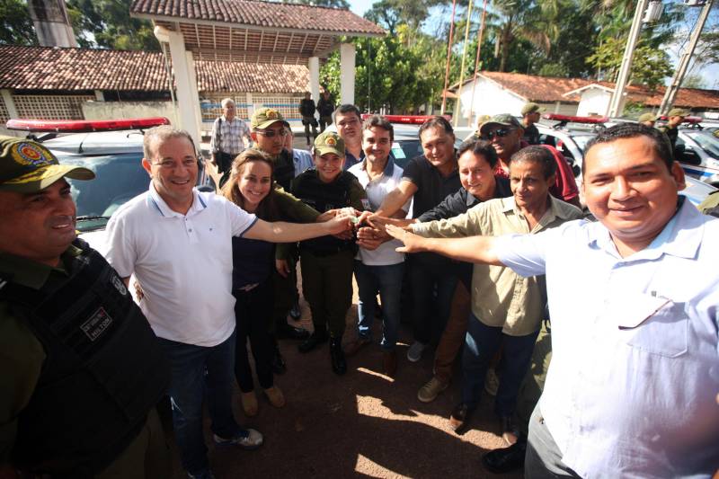 Os batalhões de Policiamento da PM de Barcarena (foto) e Abaetetuba, no Baixo Tocantins, receberam na tarde desta quinta-feira (21), 14 viaturas e 20 motocicletas para o reforço da segurança pública nas cidades. Os dois municípios pertencem ao Comando de Policiamento Regional IX, que realiza o policiamento em 10 municípios da região. O CPR IX também está formando 134 novos policias que deverão ser integrados ao policiamento no mês de julho. Participaram da entrega o comandante geral da PM, coronel Hilton Benigno, o presidente da Assembleia Legislativa do Pará (Alepa), deputado estadual Márcio Miranda e os deputados Ana Cunha e Celso Sabino. O coronel Hilton Benigno comentou que toda a frota de veículos da PM foi renovada. “A renovação traz melhores condições de trabalho ao policial”, afirmou.
FOTO: THIAGO GOMES / AG. PARÁ
DATA: 21.06.2018
BARCARENA - PARÁ <div class='credito_fotos'>Foto: Thiago Gomes /Ag. Pará | <a href='/midias/2018/originais/8b212866-24c2-4ae7-8609-03fc50f784fe.jpg' download><i class='fa-solid fa-download'></i> Download</a></div>