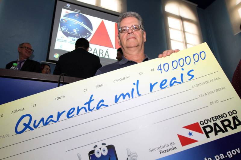 O Programa Nota Fiscal Cidadã, de estímulo à cidadania fiscal, realizou na tarde desta quinta-feira, 22, na sede da Ordem dos Advogados do Brasil (OAB), em Belém, a entrega simbólica dos prêmios do 22º sorteio, realizado no dia 14 de março. O prêmio de R$ 40 mil foi para Manoel Leopoldo Pirovics de Goes Bezerra (foto), médico gaúcho morador de Tucuruí há 17 anos
FOTO: CRISTINO MARTINS / AG. PARÁ
DATA: 22.03.2018
BELÉM - PARÁ <div class='credito_fotos'>Foto: Cristino Martins/Ag. Pará | <a href='/midias/2018/originais/8b2178c7-bb9c-4df8-9252-adc433edeef4.jpg' download><i class='fa-solid fa-download'></i> Download</a></div>