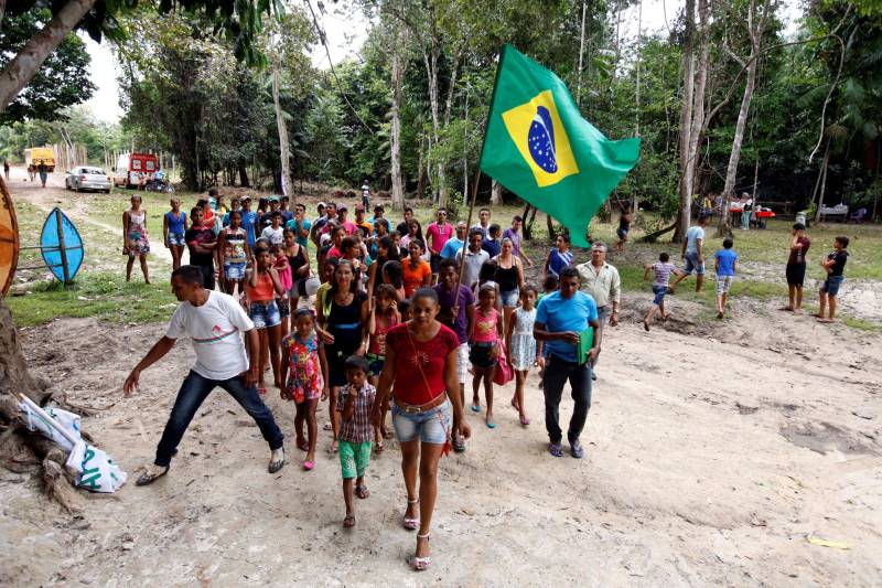 O Título Coletivo de Terra das comunidades Castanhalzinho e Cutovelo (foto) foram entregues aos moradores no fim da manhã desta sexta-feira, 04, pelo governador Simão Jatene, em um encontro realizado na vila de Castanhalzinho.
FOTO: SIDNEY OLIVEIRA / ARQUIVO AG. PARÁ
DATA: 04.09.2015
GARRAFÃO DO NORTE - PARÁ <div class='credito_fotos'>Foto: Sidney Oliveira/Ag. Pará | <a href='/midias/2018/originais/8b25f860-8499-42a4-82e0-d9b4422268d6.jpg' download><i class='fa-solid fa-download'></i> Download</a></div>