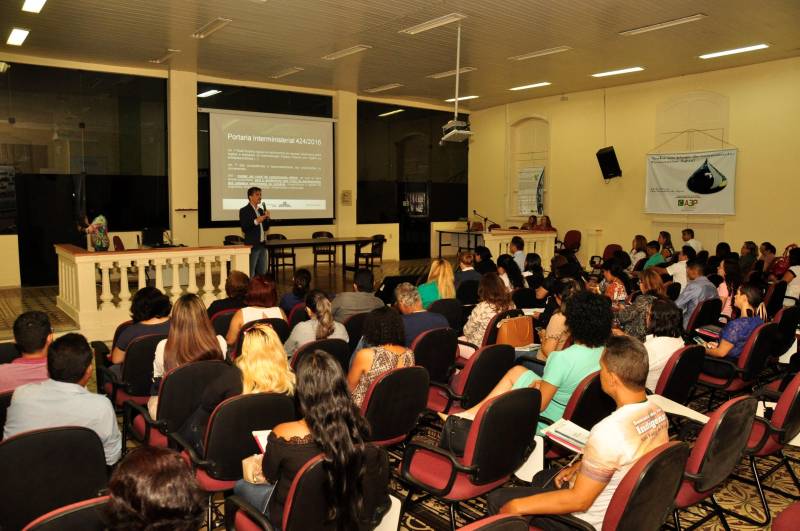 Reunindo cerca de 100 participantes, o encontro teve como objetivo de apresentar o Promov SUS aos Ouvidores do SUS no Pará e alertar sobre o cumprimento da Lei federal Nº 13.460 de 26 de junho de 2017 e da Portaria Interministerial 424/2016, além de apresentar o Sistema Nacional de Ouvidorias do SUS e o Sistema Nacional de Acreditação das Ouvidorias do SUS
FOTO: JOSÉ PANTOJA / ASCOM SESPA
DATA: 21.02.2018
BELÉM - PARÁ <div class='credito_fotos'>Foto: José Pantoja / Ascom Sespa | <a href='/midias/2018/originais/8b272b85-94ca-42b4-97cc-595a21f2b695.jpg' download><i class='fa-solid fa-download'></i> Download</a></div>