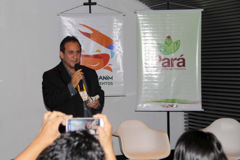 O seminário Gestão de Destinos Turísticos Empreendedores proporcionou um intercâmbio de conhecimentos e troca de experiências os participantes, durante toda a sexta-feira (18), como parte da programação da Feira do Empreendedor. Com grande número de secretários municipais de turismo presentes, a abertura foi feita por representantes do Sebrae (Serviço Brasileiro de Apoio a Micro e Pequenas Empresas) e da Secretaria de Estado de Turismo (Setur). Na foto, o secretário de Estado de Turismo, Ciro Góes.

FOTO: ASCOM / SETUR
DATA: 19.05.2018
BELÉM - PARÁ <div class='credito_fotos'>Foto: ASCOM SETUR   |   <a href='/midias/2018/originais/8b27c6c0-5d99-49a6-8932-1d11f9edf4bf.jpg' download><i class='fa-solid fa-download'></i> Download</a></div>