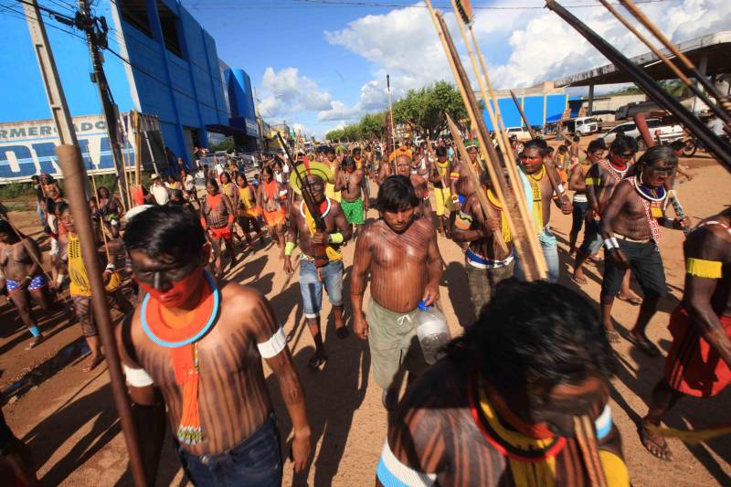 Uma caminhada pelas principais ruas de São Félix do Xingu foi o ponto alto da programação da Semana dos Povos Indígenas nesta quarta-feira (18). Os índios se concentraram em frente à Secretaria Municipal de Cultura, entoando cantos de guerra e dançando na luta por direitos. Uma das principais reivindicações é a retomada de territórios e a gestão ambiental dessas áreas. Durante a passeata, caciques se revezavam proferindo palavras de ordem, enquanto todos seguiam em cadência rumo à Praça do Triângulo, onde ocorre grande parte das atividades. A passeata foi também um protesto contra a exoneração de Franklimberg Ribeiro de Freitas da presidência da Fundação Nacional do Índio (Funai). Ele teria sido demitido pelo presidente Michel Temer a pedido de deputados da bancada ruralista, em Brasília.
FOTO: RODOLFO OLIVEIRA / AG. PARÁ
DATA: 18.04.2018
SÃO FÉLIX DO XINGU - PARÁ <div class='credito_fotos'>Foto: Rodolfo Oliveira/Ag. Pará | <a href='/midias/2018/originais/8b2a66c6-e469-4f0d-b73f-7be3c48dacf3.jpg' download><i class='fa-solid fa-download'></i> Download</a></div>